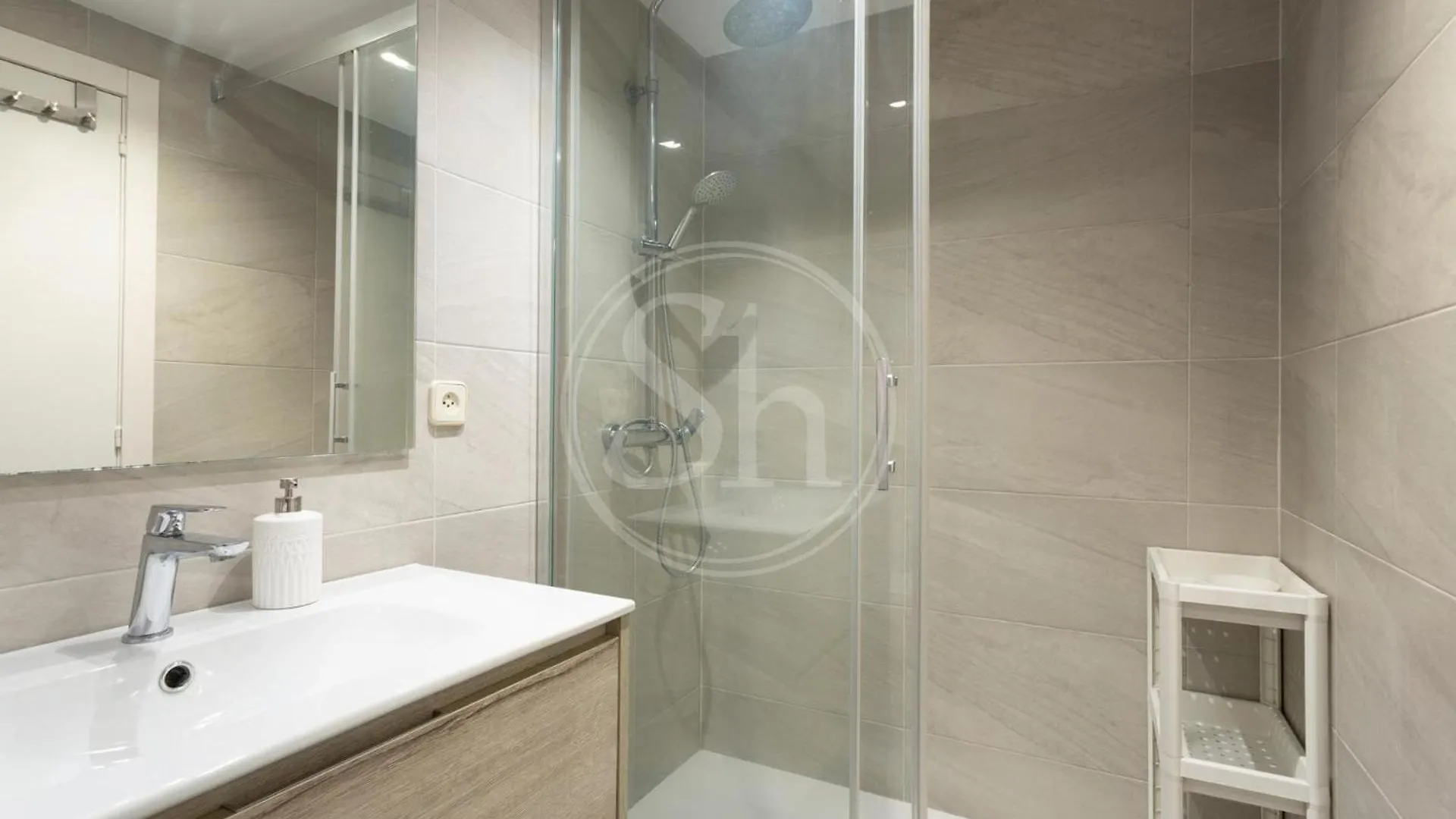 Practico Apartamento Con Terraza En Eixample Barcelona Spain